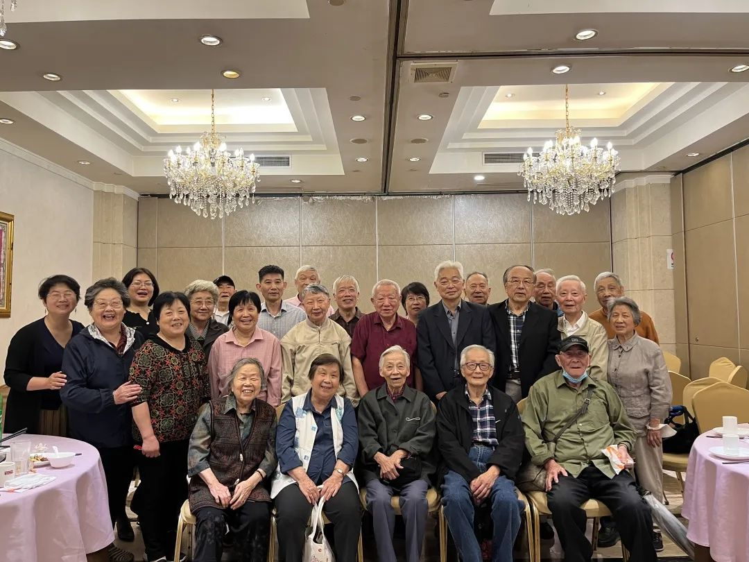 图1感知学院相关工作人员与退休老教师们合影.png 图1感知学院相关工作人员与退休老教师们合影.png