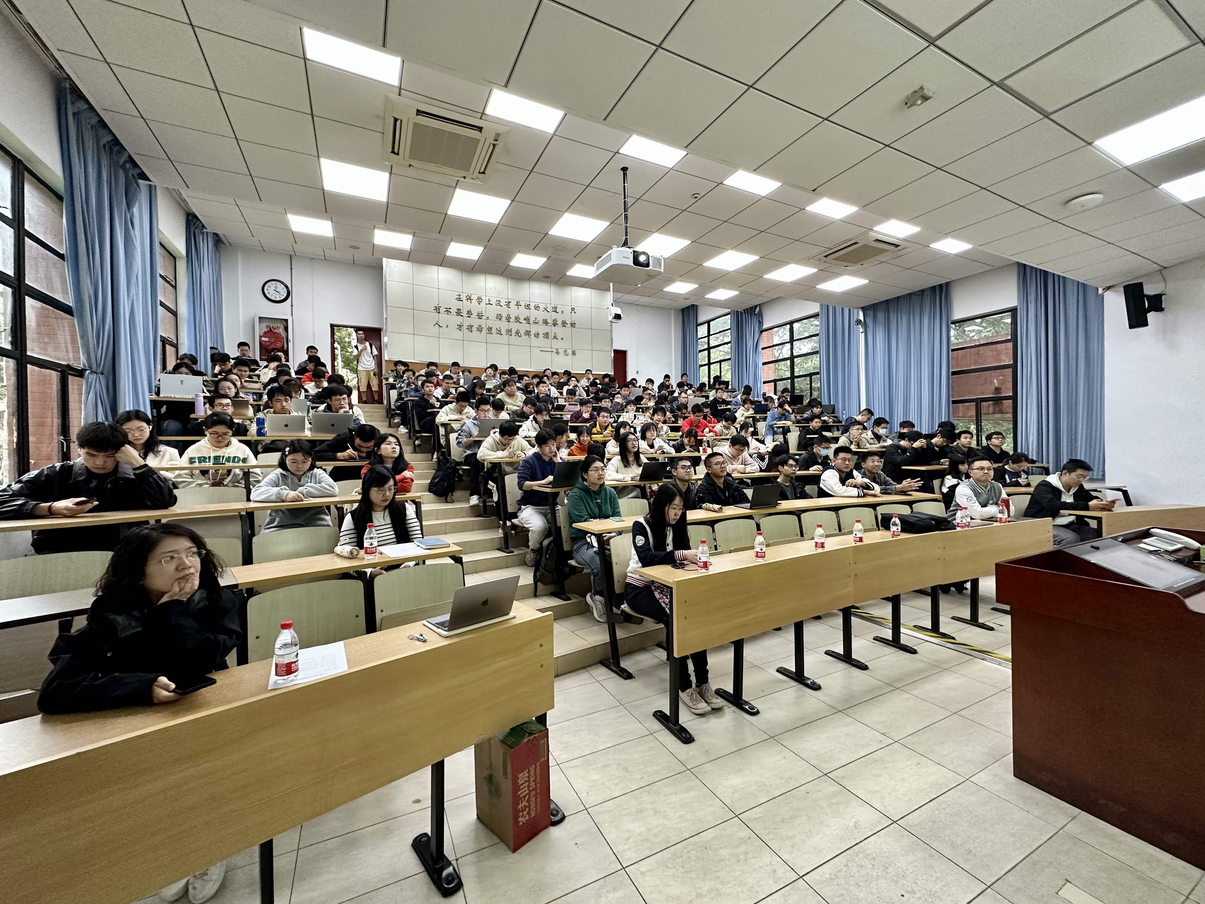 毕设宣讲会配图2.jpg 毕设宣讲会配图2.jpg